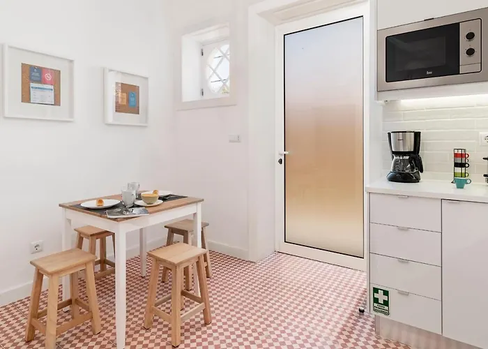 The Yellow House By Lovelystay פונשל