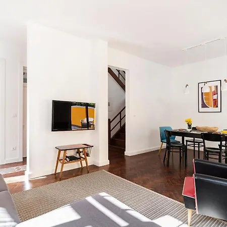 The Yellow House By Lovelystay *